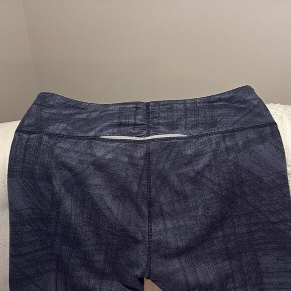 High-Waisted Graphite Pattern Leggings - Picture 6 of 7